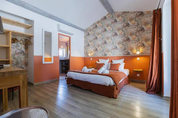 Maison d’hôte pour 2 personnes, avec Jacuzzi et Terrasse ainsi que Jardin et Piscine à Lagnes