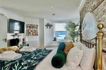 Log Cabin for 2 People in Plymouth, South West England, Photo 3