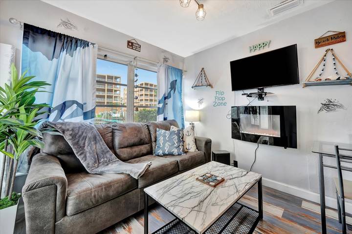 Vacation rental for 4 people, with yard and balcony, kid friendly in Treasure Island