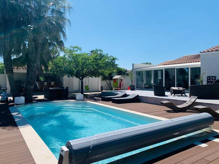 Location de vacances pour 12 personnes, avec jardin ainsi que piscine et vue, animaux acceptés à Mireval - 3