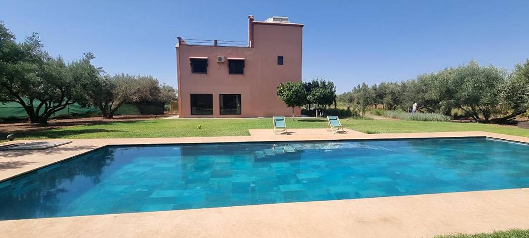 Villa pour 8 personnes, avec piscine ainsi que jardin et jacuzzi