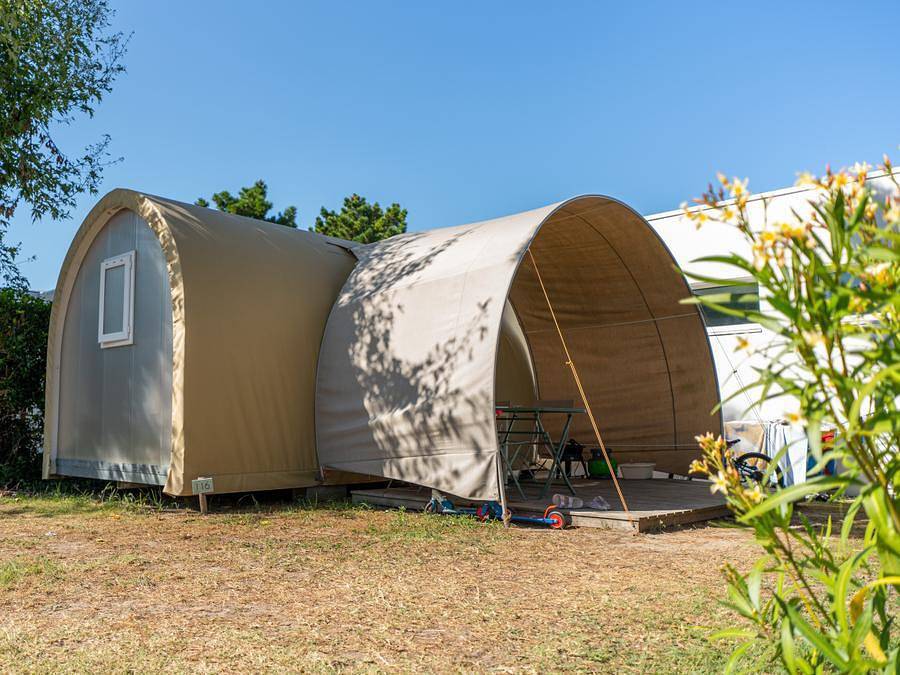 Camping L'Abri des Pins - Canvas and wooden tent 4 persons - Coco Sweet 2 bedrooms in Saint-Jean-de-Monts, Vendée