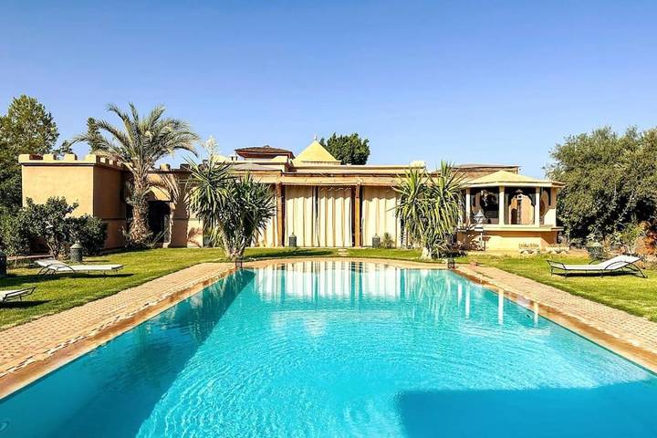 Villa pour 16 personnes, avec vue ainsi que piscine et jardin