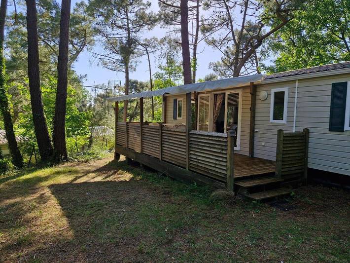Camping pour 6 personnes, avec terrasse ainsi que piscine et jardin