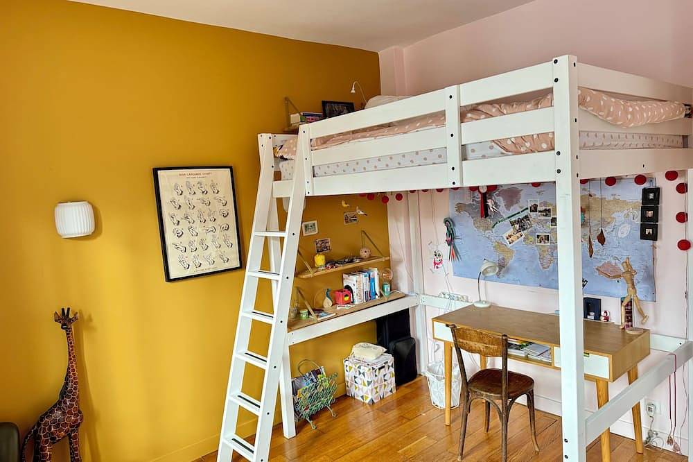 Family home with garden, 50m from the metro. Exceptional charm and calm. in Les Lilas, Sena-Saint Denis