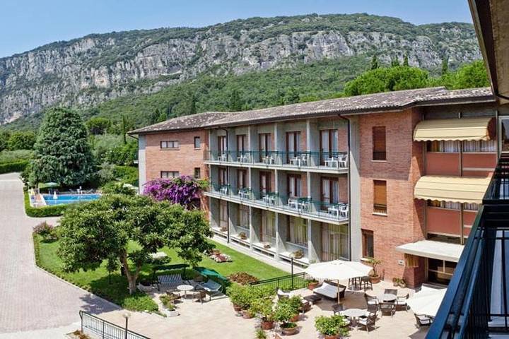 Hôtel pour 2 personnes, avec jardin ainsi que piscine et terrasse à Garde