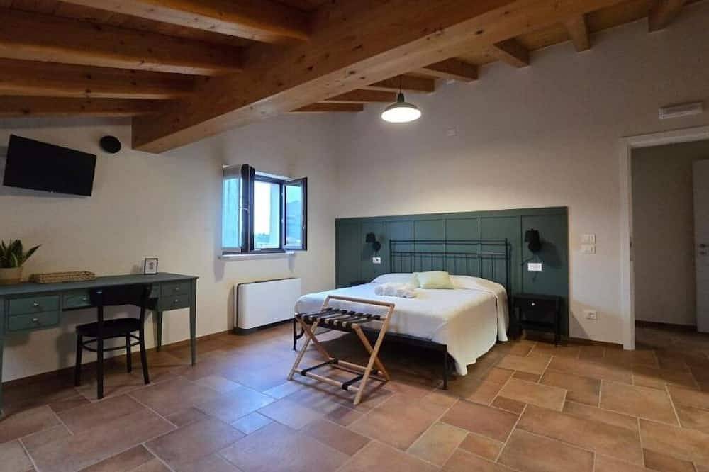 Igino Farmhouse: Classic Quadruple Room in Negrar, Provincia de Verona