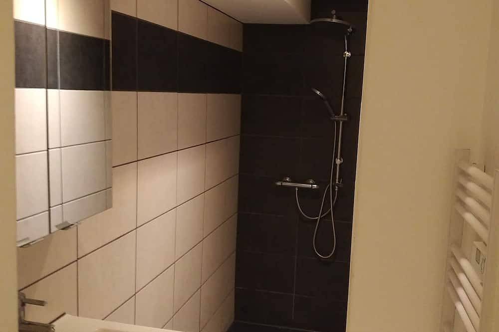 Apartamento entero, Spacious luxury apartment with private entrance in Néris-les-Bains, Región de Montluçon