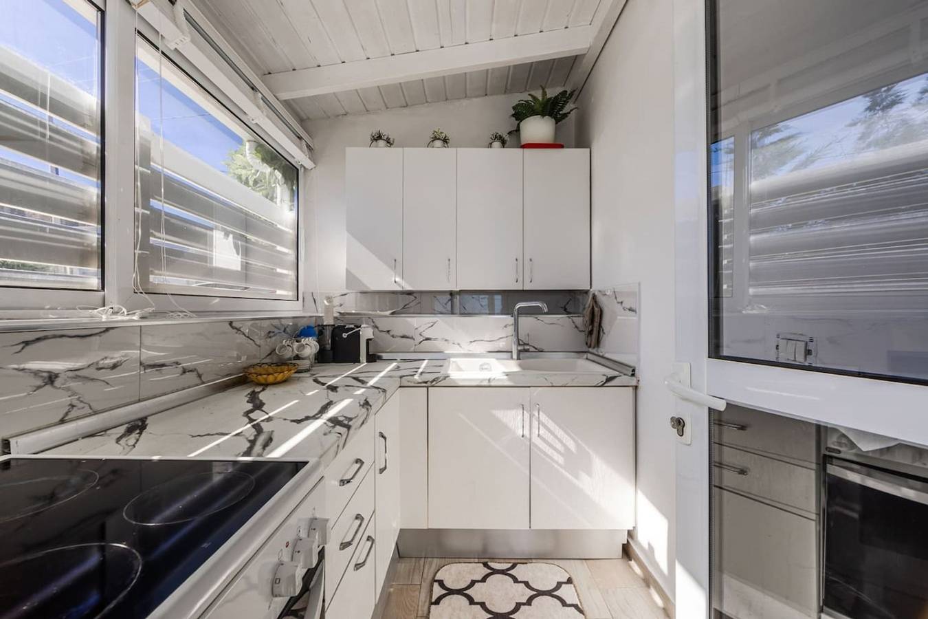 Ganze Wohnung, Blue Bay | Sea View Apartment with Free Parking in Dhërmi, Himarë