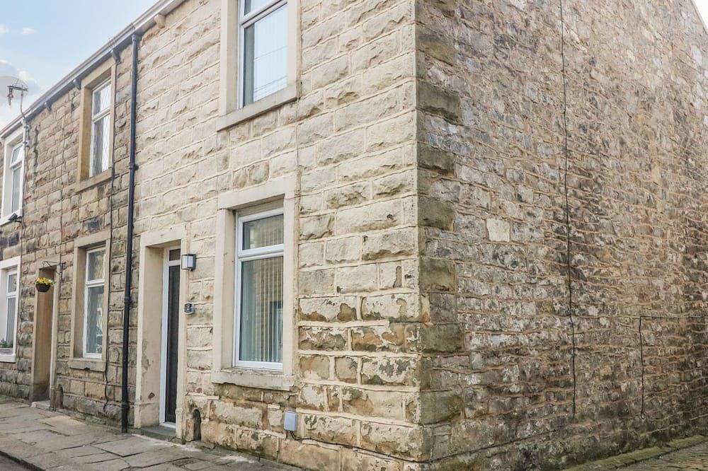 2 Brook Street, character holiday cottage, with a garden in Clitheroe in Clitheroe, Lancashire