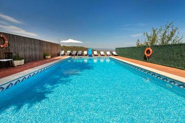 Casa rural para 20 personas, con vistas además de jardín y piscina, Se admiten mascotas en Rocafort y Vilumara