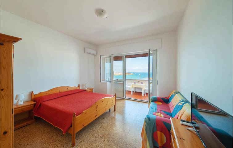 Appartamento intero, Appartamento con vista sull'acqua e terrazza a 300 m dalla spiaggia di Scogliolungo in Scogliolungo, Porto Torres