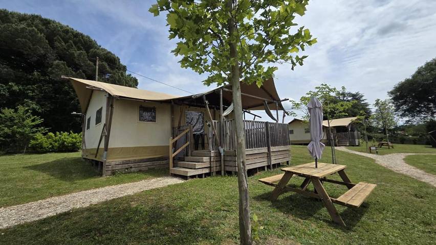 Gîte pour 5 personnes, avec piscine ainsi que jardin et vue, adapté aux familles à Saint-Germain-et-Mons
