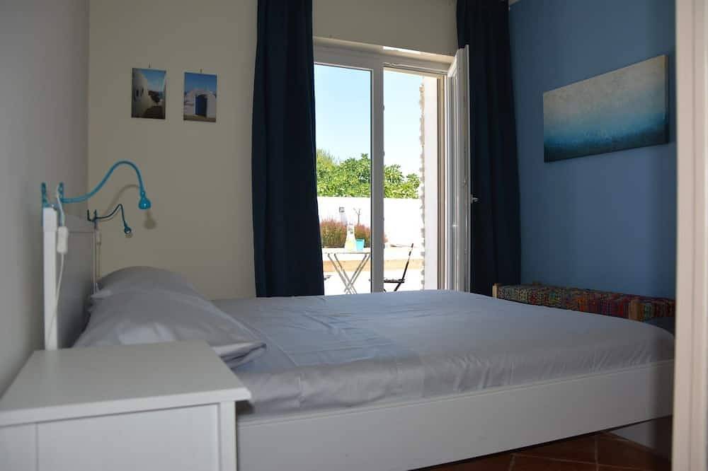 Villa moderna con piscina, vistas al mar y jardín mediterráneo. in San Giorgio (Bari), Region de Bari