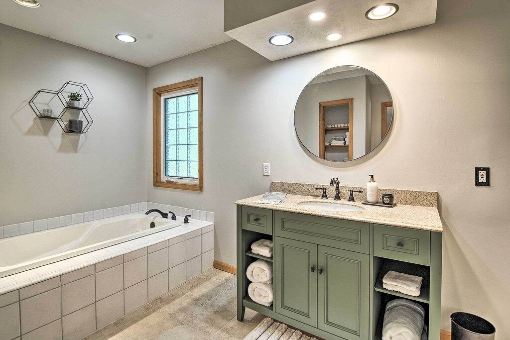 Upscale Family Cottage < 1 Mi to Higgins Lake in Higgins Lake