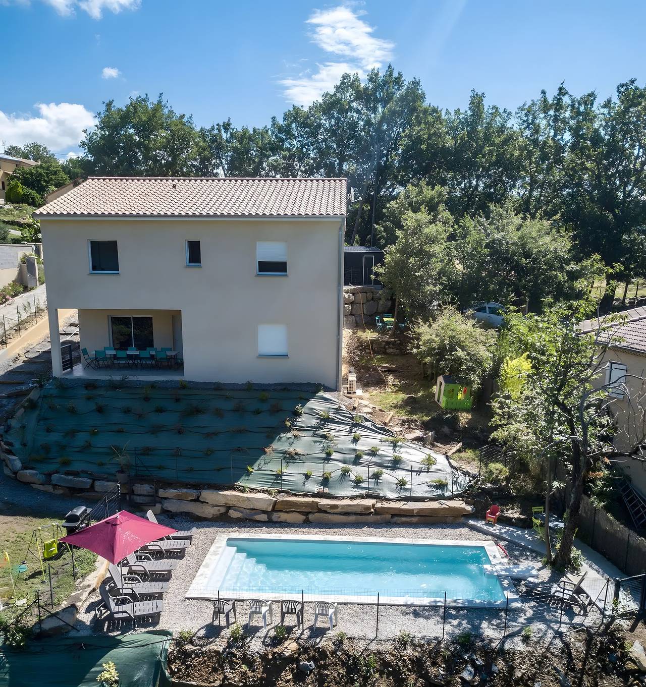 Villa „Gîte Les Bouches Rouges für 6 Personen“ mit Bergblick, Wlan und Klimaanlage in Vesseaux, Parc naturel régional des Monts d'Ardèche