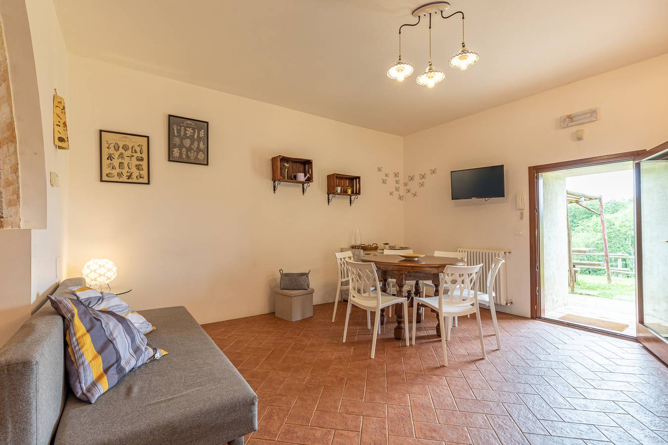 Apartamento entero, Apartamento 'Granaio' con vistas a la montaña, piscina compartida y Wi-Fi in Chianciano Terme, Provincia de Siena