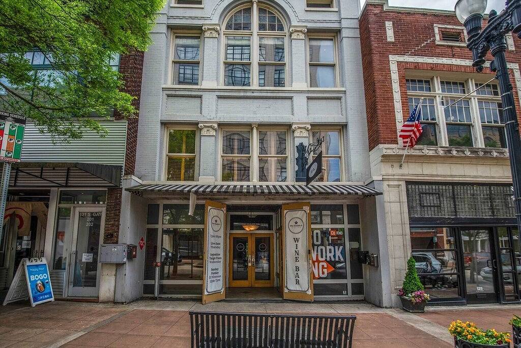 Ganze Wohnung, Penthouse w/ Rooftop Deck Overlooking Gay Street in Knoxville, Knox County (TN)