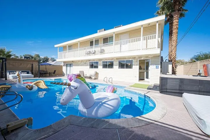 Chalet para 16 personas, con piscina además de jacuzzi y balcón, Familias con niños - 1