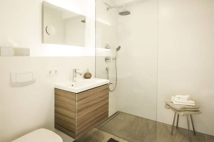 Entire apartment, Fewo-Karlotta New 2-room / 5 min. Ammersee & Zentrum- Luxury in the heart of Dieessen! in Dießen am Ammersee, Ammersee