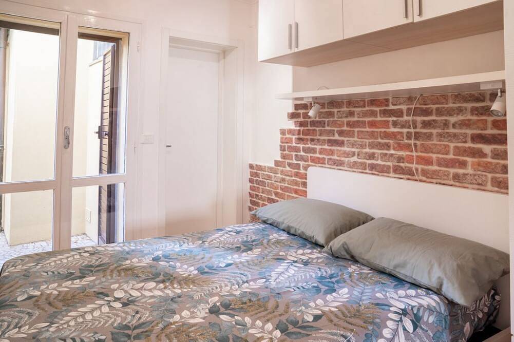 Ganze Wohnung, Comfortable 42 sqm apartment, able to accommodate up to 4 people, located on the ground floor of a building.The property is located a stone's throw from the historic center of Ravenna, in a quiet, residential area full of services. With a short walk you in Ravenna, Ravenna Provinz