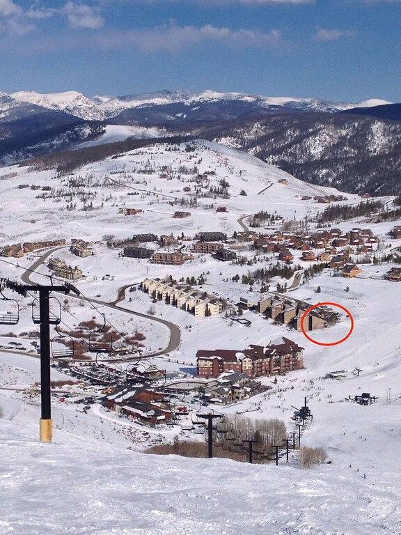 Gîte pour 10 personnes, avec jacuzzi ainsi que piscine et balcon à Granby - 4