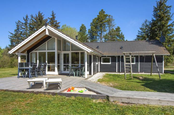 Ferieudlejning for 8 personer, med Jacuzzi og Terrasse såvel som Have og Sauna i Aalborg Kommune