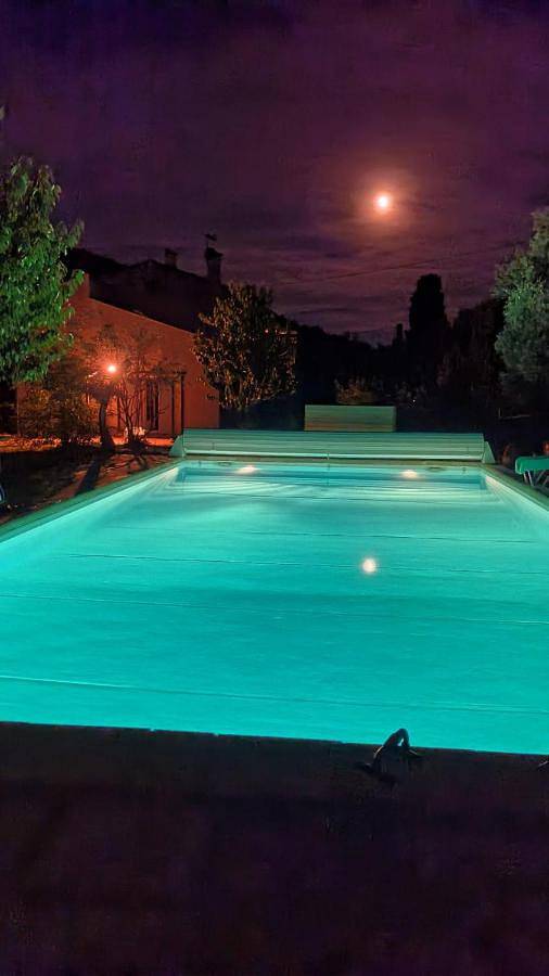 Gîte pour 6 personnes, avec Terrasse et Jardin ainsi que Piscine et Vue à Châteaudouble