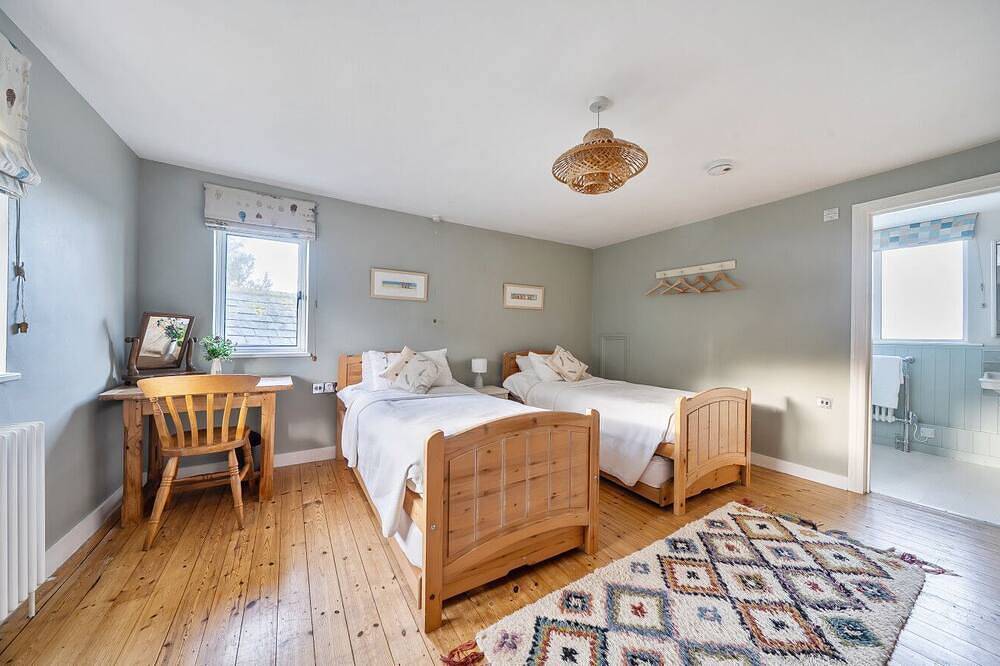 West Wittering Family Beach Escape – Sleeps 8, Garden & Dog Friendly in West Wittering Beach, West Wittering