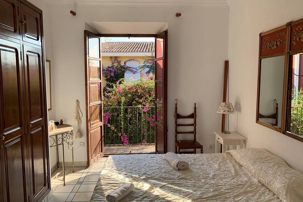Luxury Villa for 16 people with seaview, pool and bbq in La Bonanova, Palma