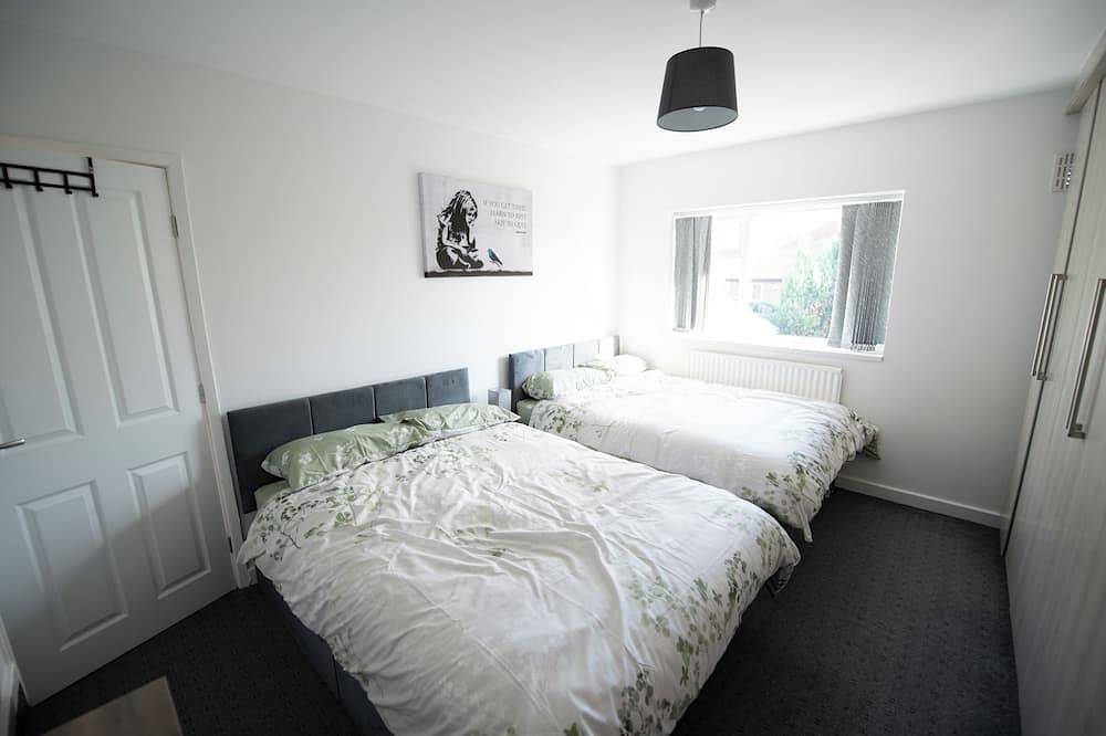 Spacious 3-Bed Home | Manchester Airport | Free Parking | Sleeps 10 in Heaton Mersey, Stockport