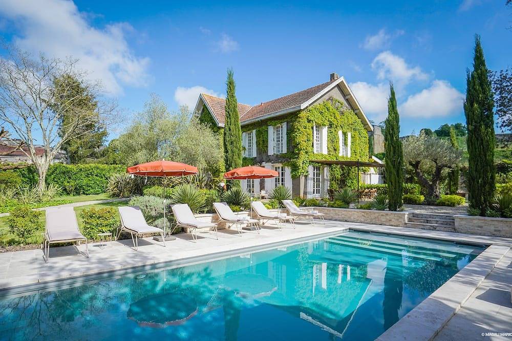 A luxury property within walking distance of a French Unesco World Heritage Site in Saint-Émilion, Libourne region