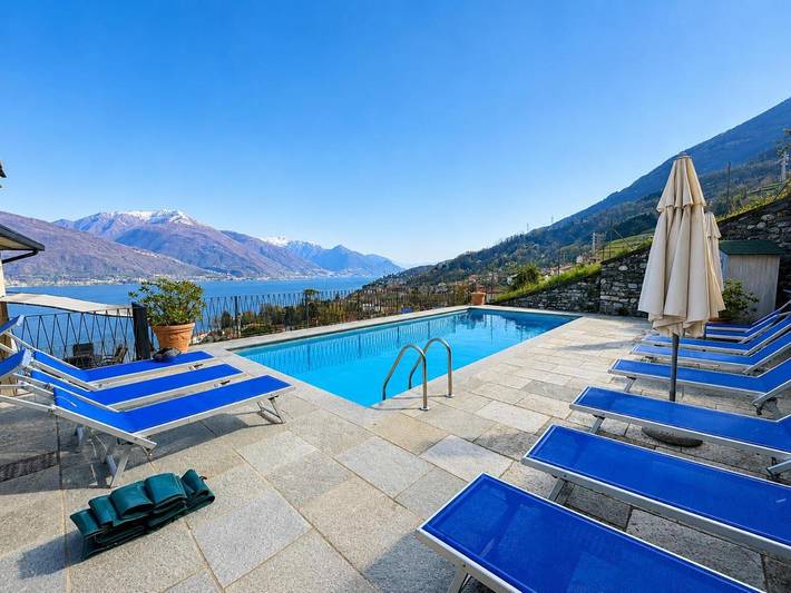 Ferienwohnung für 6 Personen, mit Balkon und Terrasse sowie Pool und Seeblick