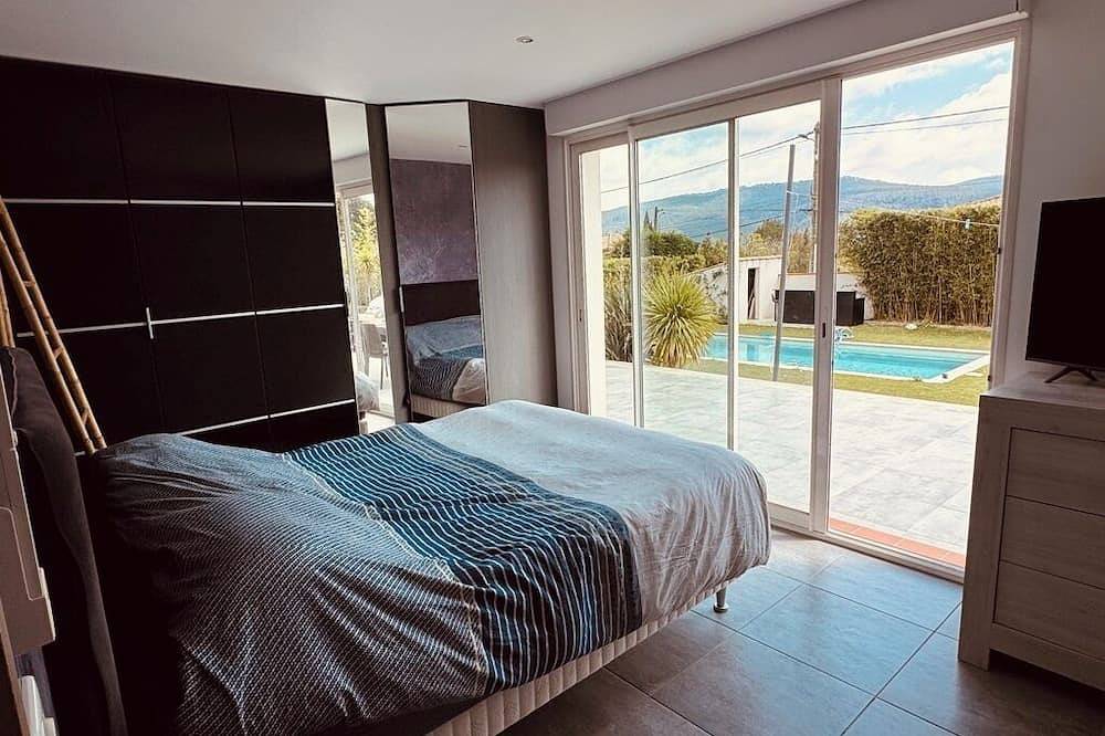 Countryside, 20 minutes from the sea! Villa, swimming pool, pétanque court, summer kitchen. in Cuges-les-Pins, Marsella region