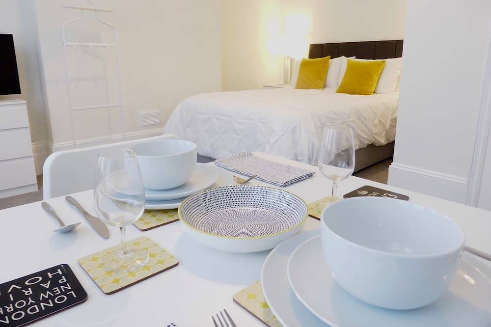 Entire apartment, Stylish studio apartment in central Hove. in Hove, Brighton
