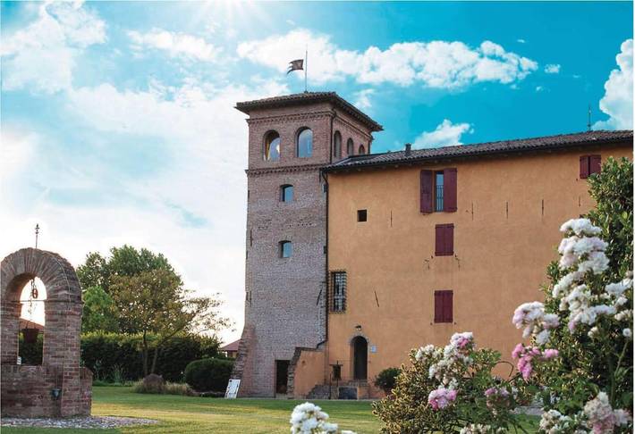 Holiday rental for 4 people, with Terrace and Garden as well as Pool and Lake view in Bologna