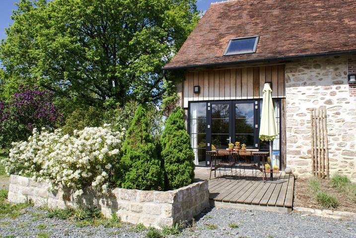 Location de vacances pour 4 personnes, avec piscine et terrasse ainsi que jardin et vue dans Montchevrier - 3