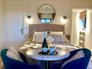 Chambre d’hôte pour 2 personnes, avec vue ainsi que piscine et jardin à Plouigneau