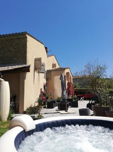 Gîte pour 6 personnes, avec jardin ainsi que jacuzzi et terrasse à Camon