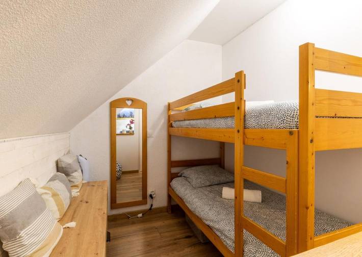 Gîte pour 4 personnes, avec piscine ainsi que jardin et balcon à Giez - 4