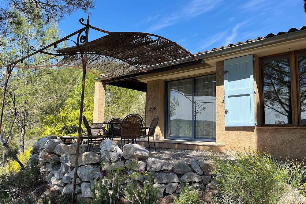 Provence vacation home with lake view - 2 bedrooms, terrace & fireplace by the lake in Esparron-de-Verdon, Parc naturel régional du Verdon