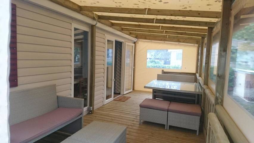 Camping pour 6 personnes, avec jacuzzi et bassin pour enfant ainsi que jardin et piscine