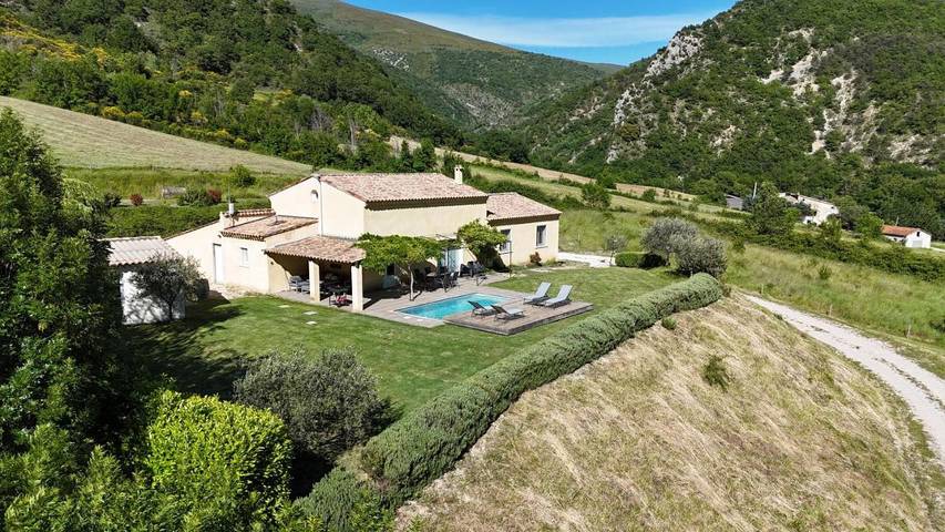 Location de vacances pour 6 personnes, avec piscine et vue ainsi que jardin et sauna, adapté aux familles à Saint-Ferréol-Trente-Pas - 2