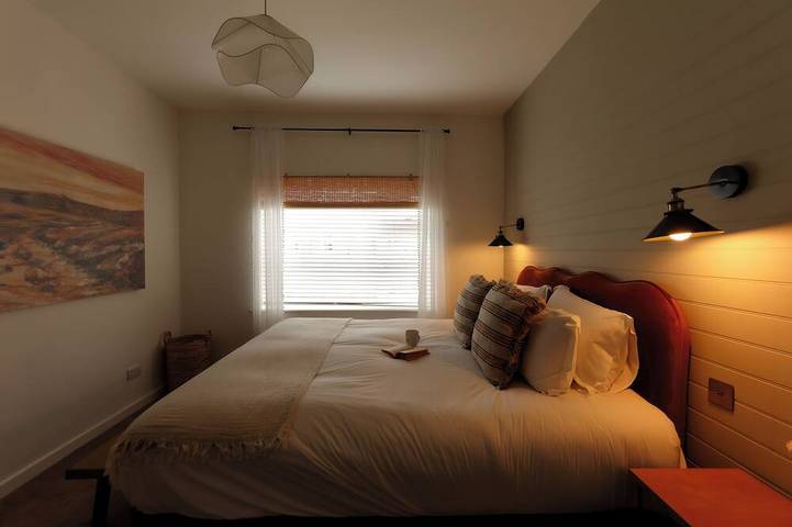 The Cabin is a charming 2-bedroom bungalow in Hayfield, sleeping up to four. Relax in the private hot tub or unwind in the cosy living area after exploring the Peak District. in Derbyshire