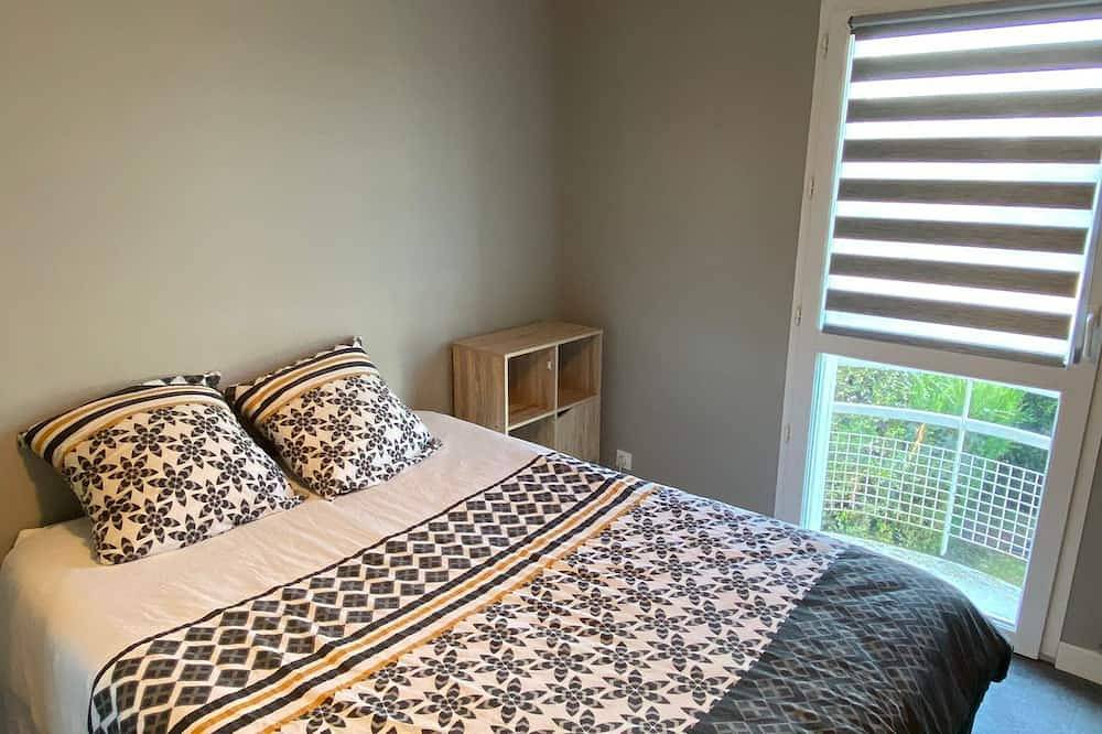 Room with balcony near Vichy in Saint-Rémy-en-Rollat, Vichy region