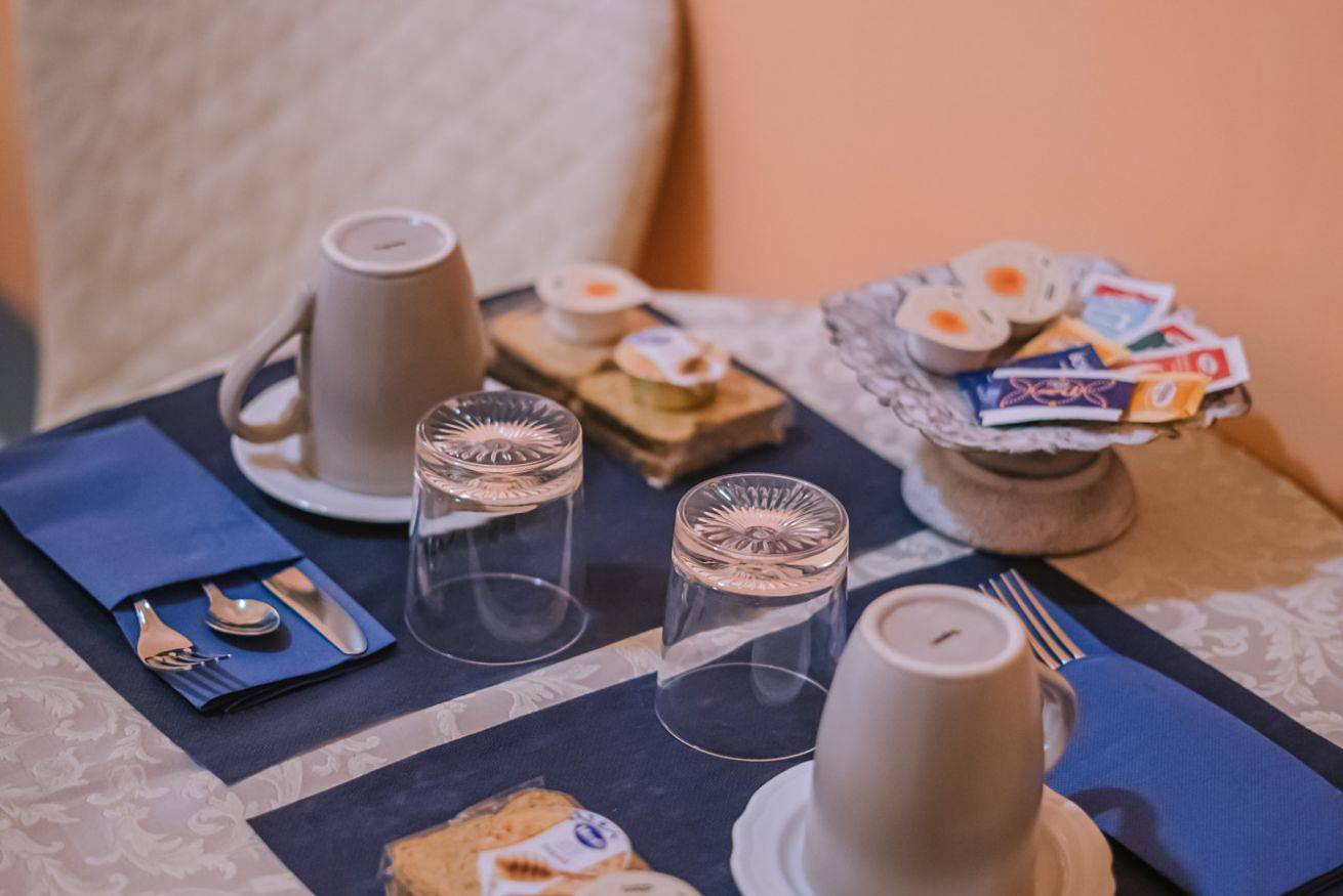 Appartement entier, Mezzanine room "Your" private place: in the heart of the historic center and in a splendid building. 7 km from beautiful sea beaches.        in Fermo (Village), Fermo