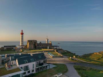 Hôtel pour 4 personnes, avec balcon et piscine ainsi que jacuzzi et sauna dans Abbaye de la Pointe Saint-Mathieu