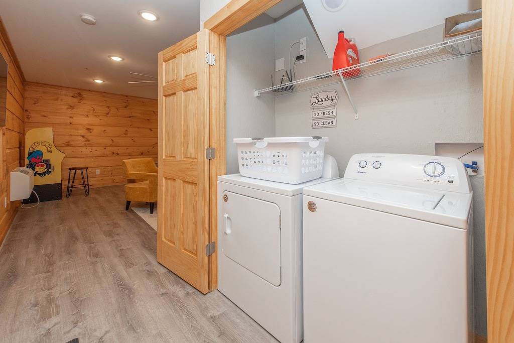 Cozy Cabin w/ Arcade, Deck & Fire Pit in McHenry, Deep Creek Lake