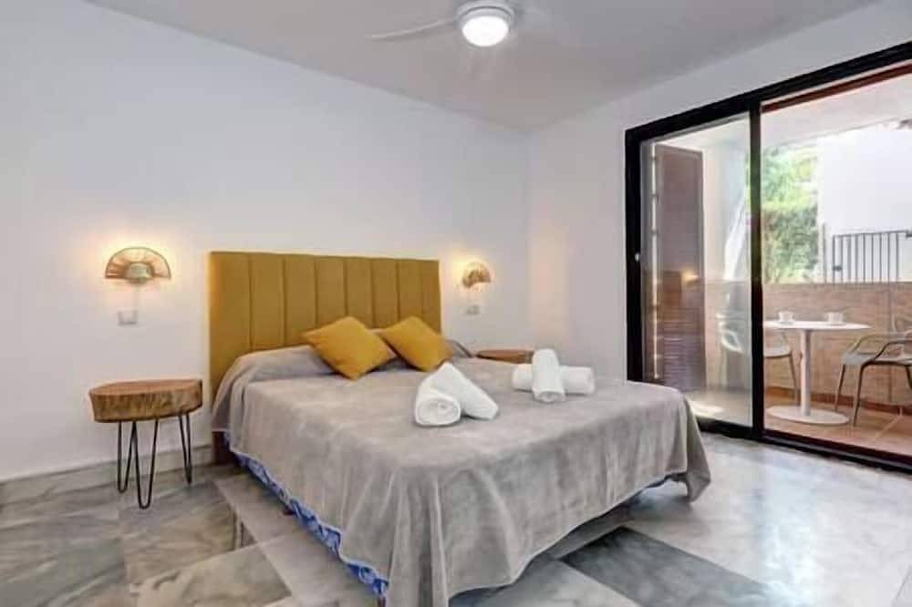Four Bedroom Townhouse 200 meters from the Beach! in Playa del Sol (Estepona), Estepona