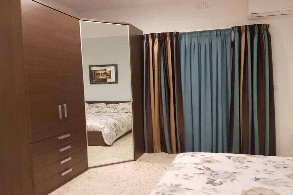 Ganze Wohnung, Merhba Beach Front Ecke Wohnung. in Marsalforn, Zebbug